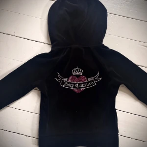 Svart velour hoodie från Juicy Couture - Säljer en svart hoodie i mjuk velour från Juicy Couture! Ryggen har ett glittrigt hjärtmotiv med Juicy loggan 💖 Använd några gånger men jättebra skick. Säker eftersom att den inte passar mig i storleken. Den är XS men är lite tight i armarna. Skriv för fler bilder 💕💕