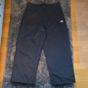 Harlaut skidbyxa - Säljer mina skidbyxor från harlaut apparel. Har bara används en gång då dom var något korta på mig, i övrigt är dom så gott som nya. Skicka gjärna ett medelande om du undra något.