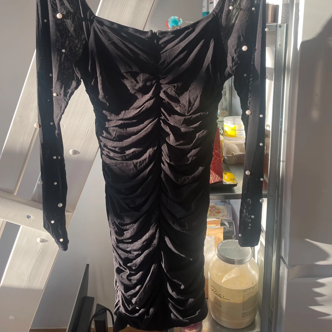 Svart figurnära klänning med pärldetaljer - 3