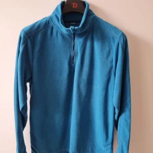 Fleece tröja från Stromberg strl M (herr) - Säljer en ljusblå fleece tröja med halv dragkedja och hög krage från Stromberg. Har klippt etikett. Bröstmått 104cm. Storlek M i tunnare fleece. Kan hämtas i Vallentuna.