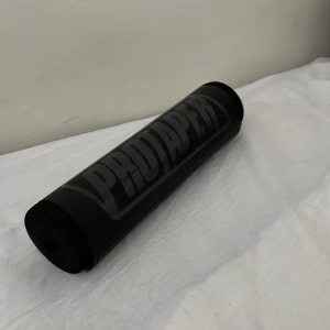 Svart PROTAPER Barpad - Säljer en svart barpad från PROTAPER med tydlig logga i svart och grått. Skick 10/10 Nyskick 20cm lång och 5cm bred