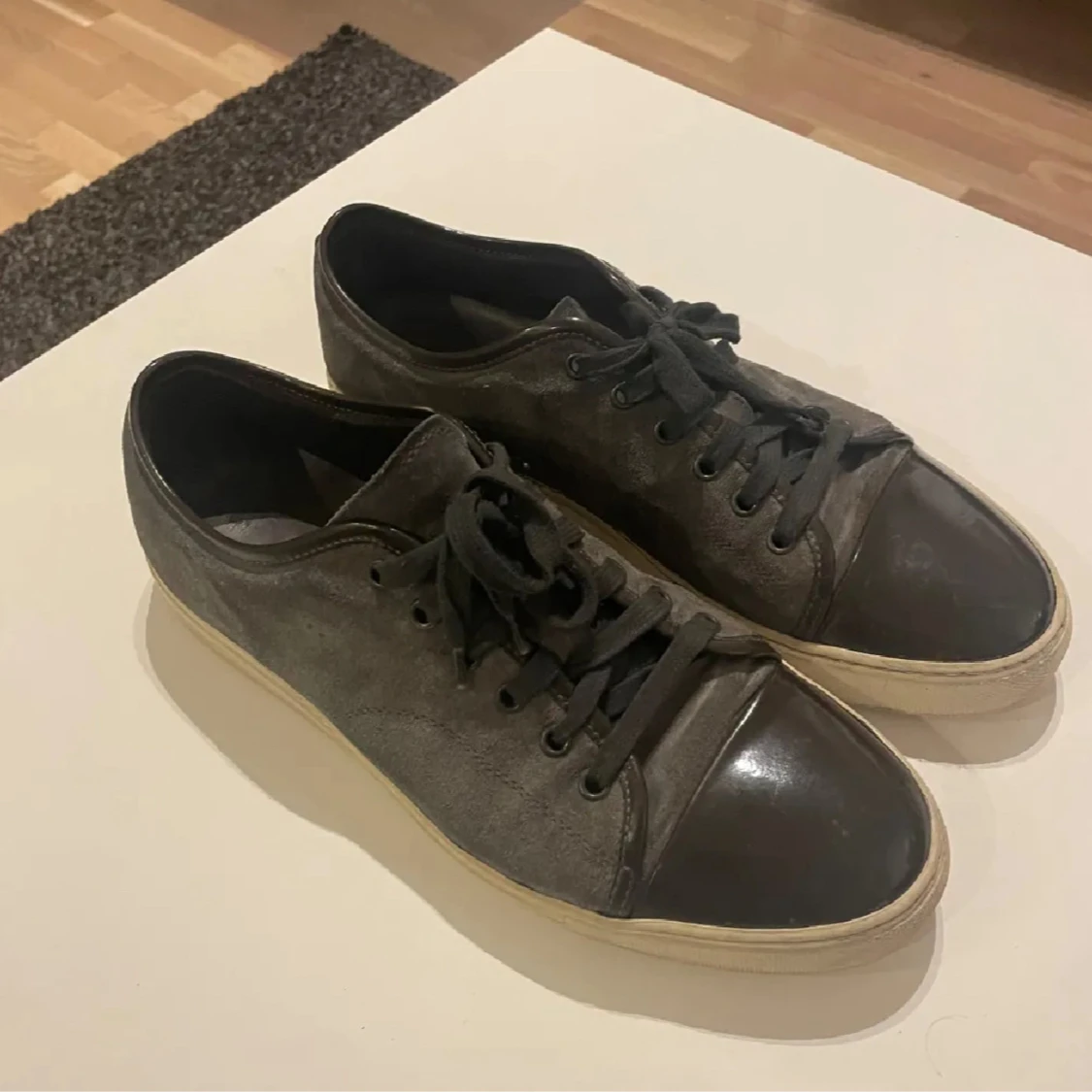 Grå sneakers från Lanvin med svarta detaljer