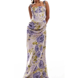 korsett klänning - St 42, korsett klänning från asos, helt slutsåld i alla storlekar. helt ny med prislapp.