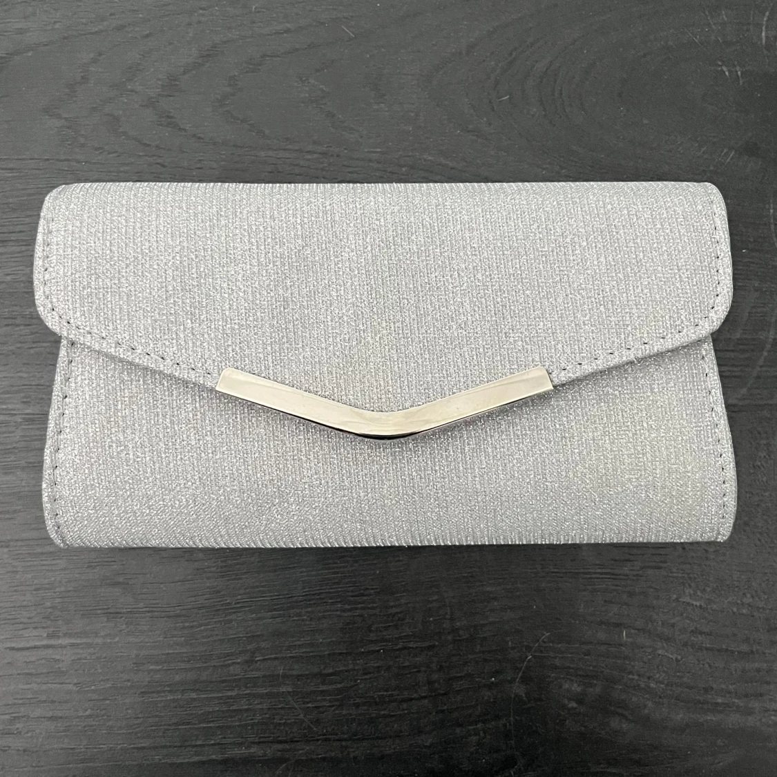 Silverfärgad glittrig kuvertväska