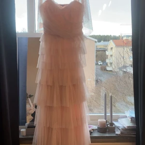 Ljusrosa långklänning med volanger - Rosa balklänning