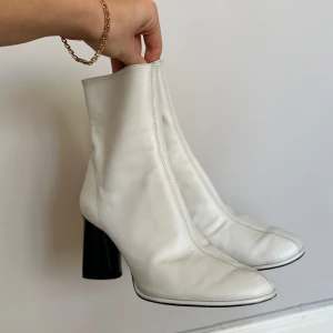 Vita boots - Säljer ett par stövlar från Zara som är knappt använda. 