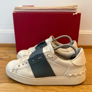 Valentino open sneakers - Säljer nu dessa fina valentino open skor | Storlek 37 | Fint skick | Kommer med box,dustbag,extra nya snören och även kvitto | Hör gärna av er vid frågor eller funderingar 😊