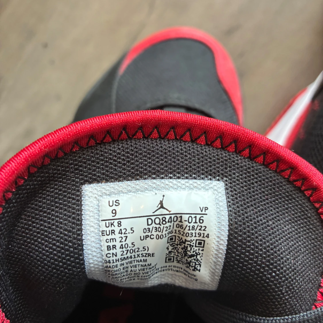 Svarta och röda Jordan sneakers - 4