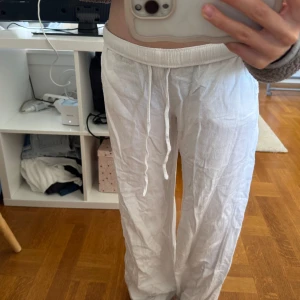 Vita lågmidjade linnebyxor🤍  - Perfekta lågmidjade linnebyxor till våren och sommaren. Säljer då jag hittat andra och behöver inte flera. Köpta från Zalando om jag minns rätt men märket finns med på bild! ❤️
