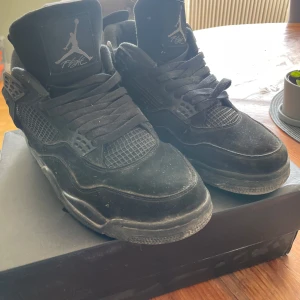 Svarta Nike Air Jordans 4 black cat  - Säljer mina Jordan 4 inte felfria men rätt bra skick får med box har ej kvitto