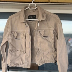 Vit overshirt i manchester från Zara - Säljer dessa tunn jackor perfekt nu inför sommaren . 50 kr styck seperat! 