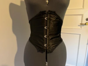 Korsett svart - XS/S Knappt använd, jättefint utanför tröjor mm. 