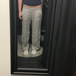 Randiga linnebyxor med resårmidja - Fina linnebyxor från hm i fint skick. De är sparsamt använda men har blivit skrynklig i klädlådan! Jag är 1,63 som referens. Skriv för fler bilder eller detaljer💞
