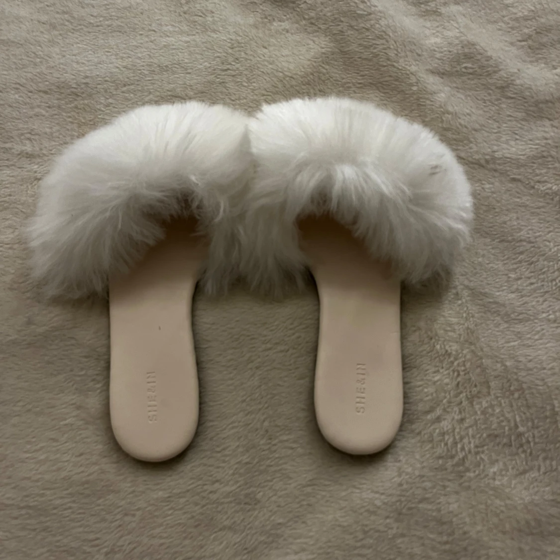 Vita fluffiga sandaler med fuskpäls - 2