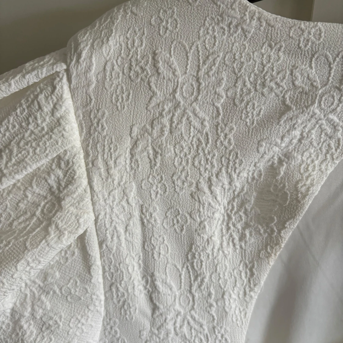 Vit klänning med puffärm  - 3