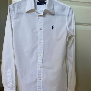 Ralph lauren skjorta - Säljer nu en riktigt schysst klassisk skjorta från Ralph Lauren. Skjortan har en klassisk stil och en avslappnad passform för en cool look. Den är även i perfekt skick med inga defekter.Det är bara att höra av sig vid minsta funderingar eller frågor!🙌🌟