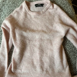 Ljusrosa stickad tröja - Säljer nu min ljusrosa mohair tröja från bikbok då den ej kommer till användning, som ej säljs längre på hemsidan! Skriv privat för fler bilder🥰