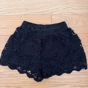 Svarta spets-shorts - Svarta spets shorts i gott skick. Står storlek L/xl men skulle säga att de är storlek L och passar storlek m 