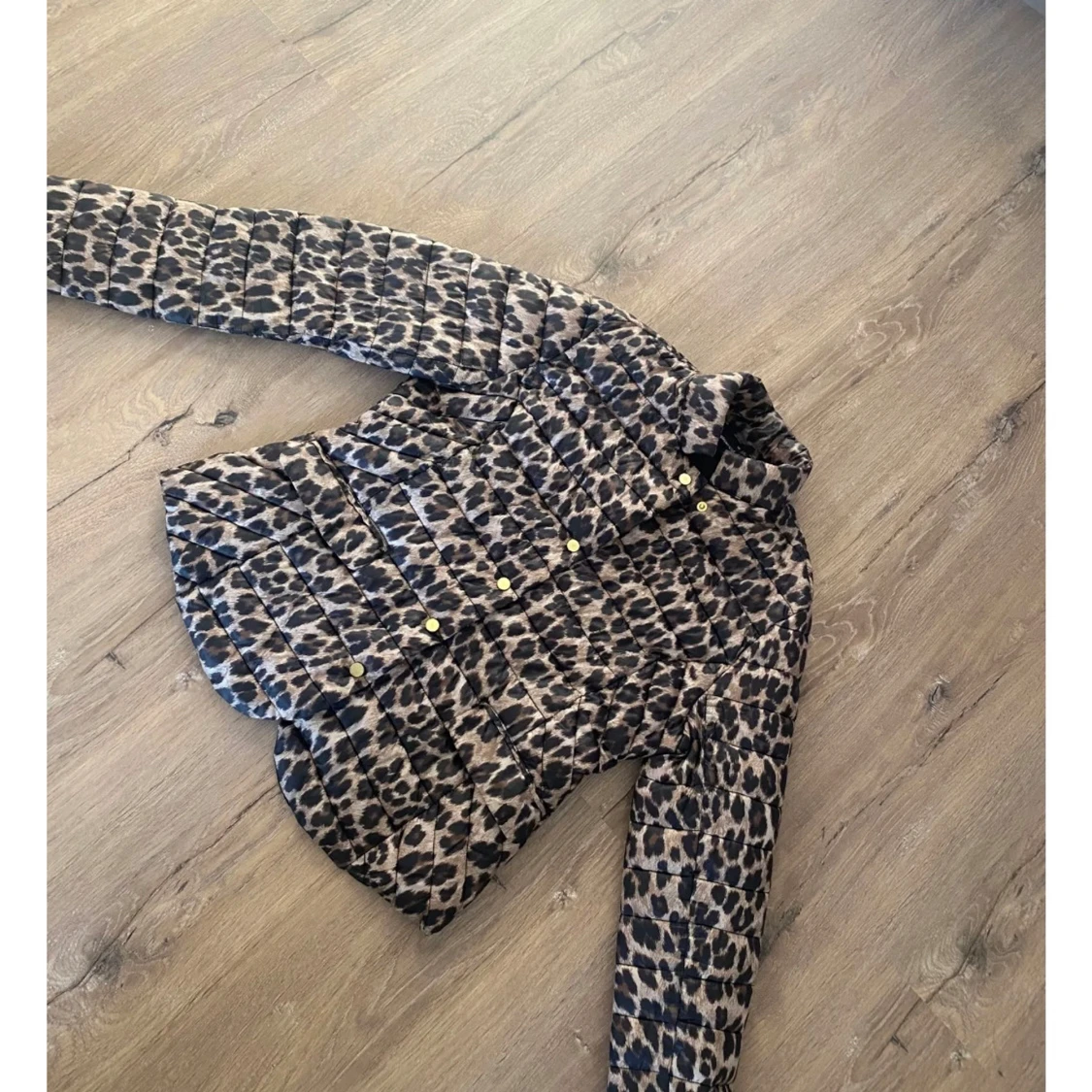 Leopardmönstrad pufferjacka med guldknappar - 3