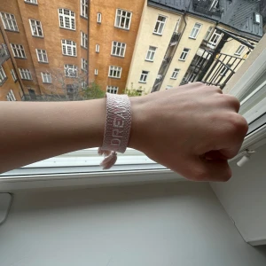 Rosa och neon tygarmband med tofsar - Perfekta för i sommar! 100kr för båda och 75kr för en🥰