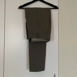 Byxor Riley - Byxor från Riley, herr. Fickor baktill som stängs med knapp. Fint skick!