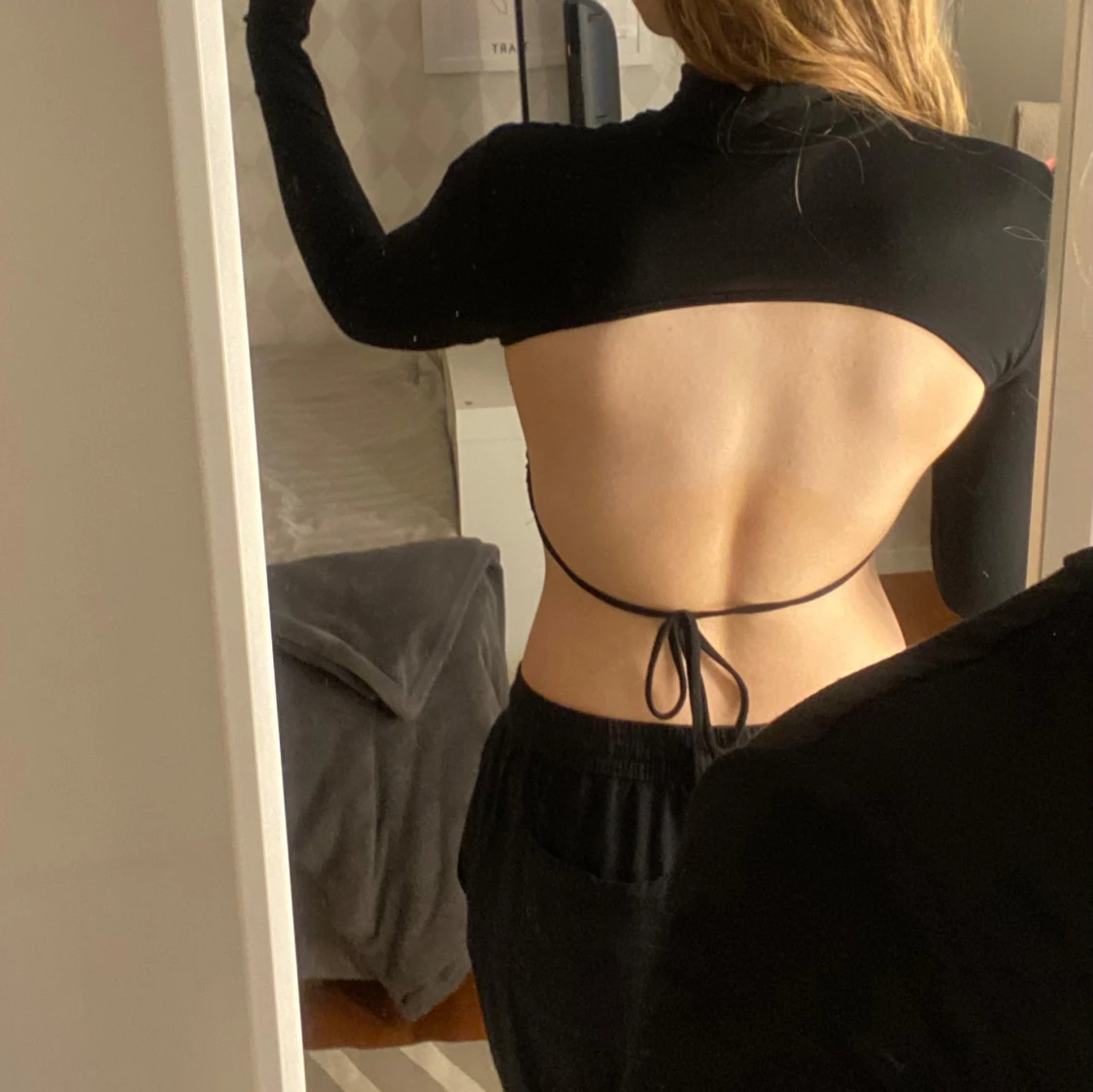 Svart topp med öppen rygg 
