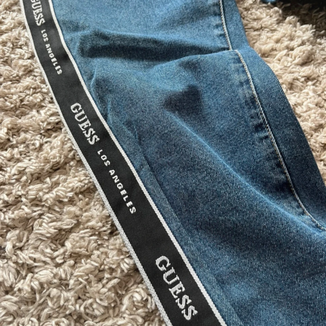 Blå jeansbyxor med logoband från Guess - 1