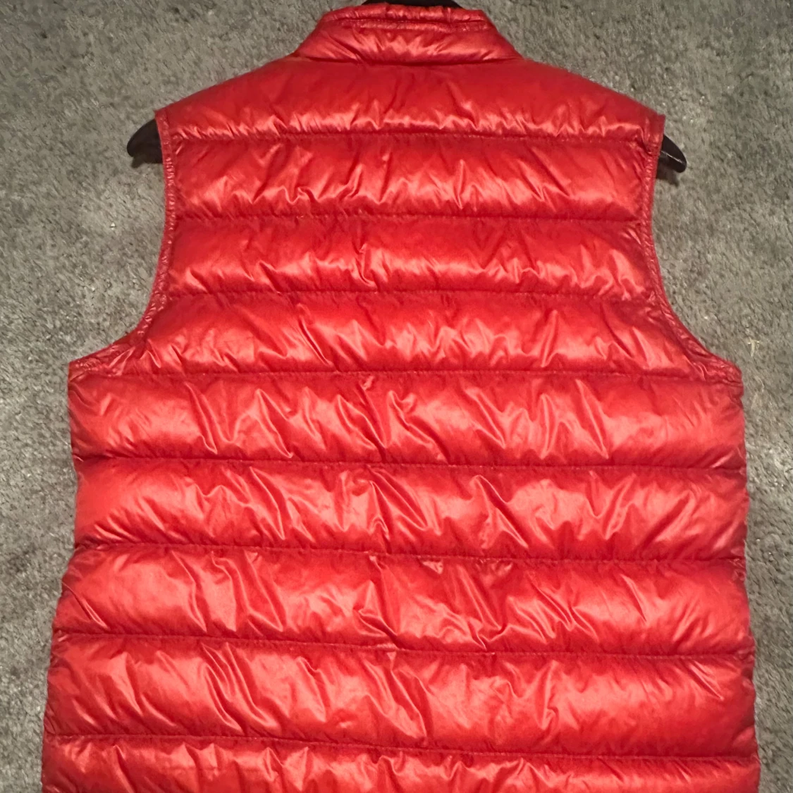 Röd dunväst från Moncler - 2