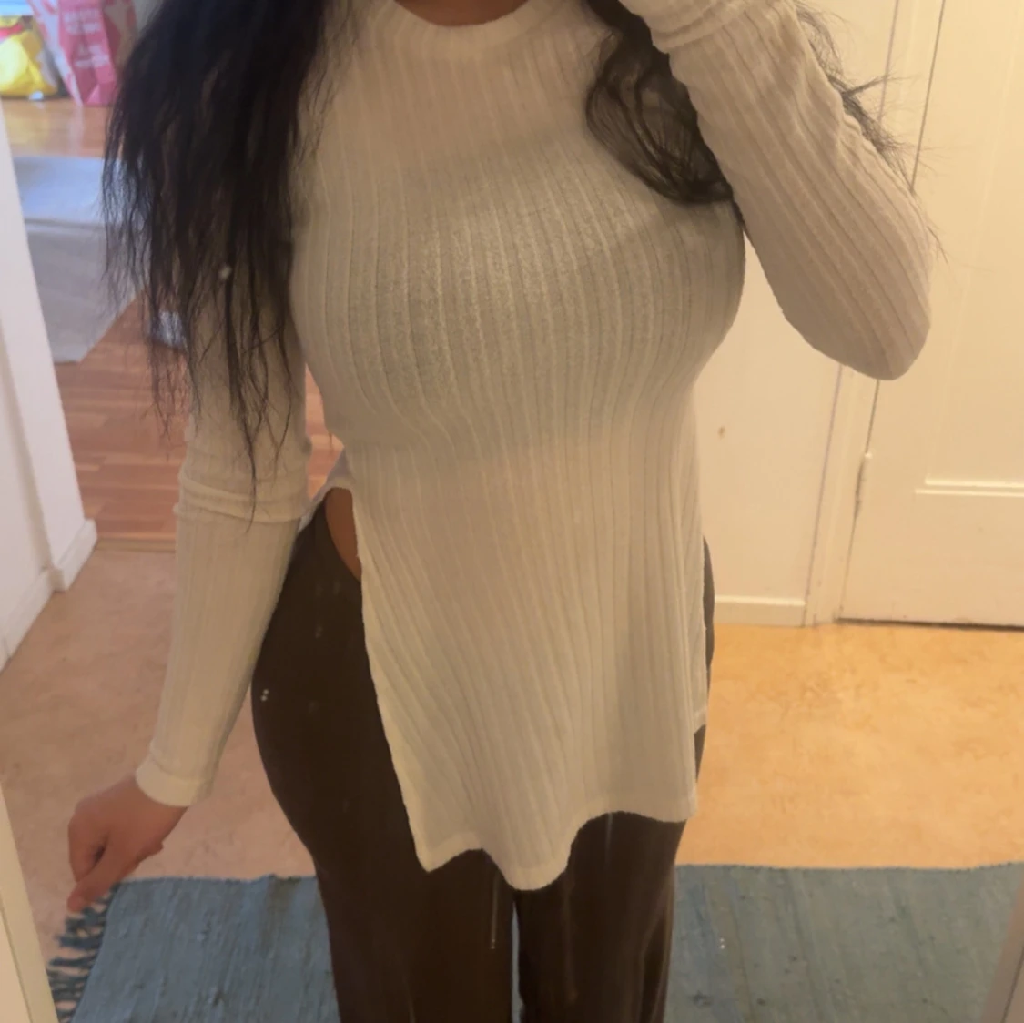 Vit ribbad långärmad tröja