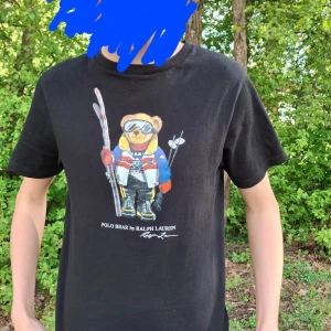 Svart t-shirt med Polo Bear från Ralph Lauren - Tjena, säljer nu denna sjukt feta och ovanliga tröjan från ralphlauren📈 Tröjan har inga defekter och är i princip i ny skick❗️Hör av dig vid minsta fundering🧐 Priset är inte hugget i sten🪨