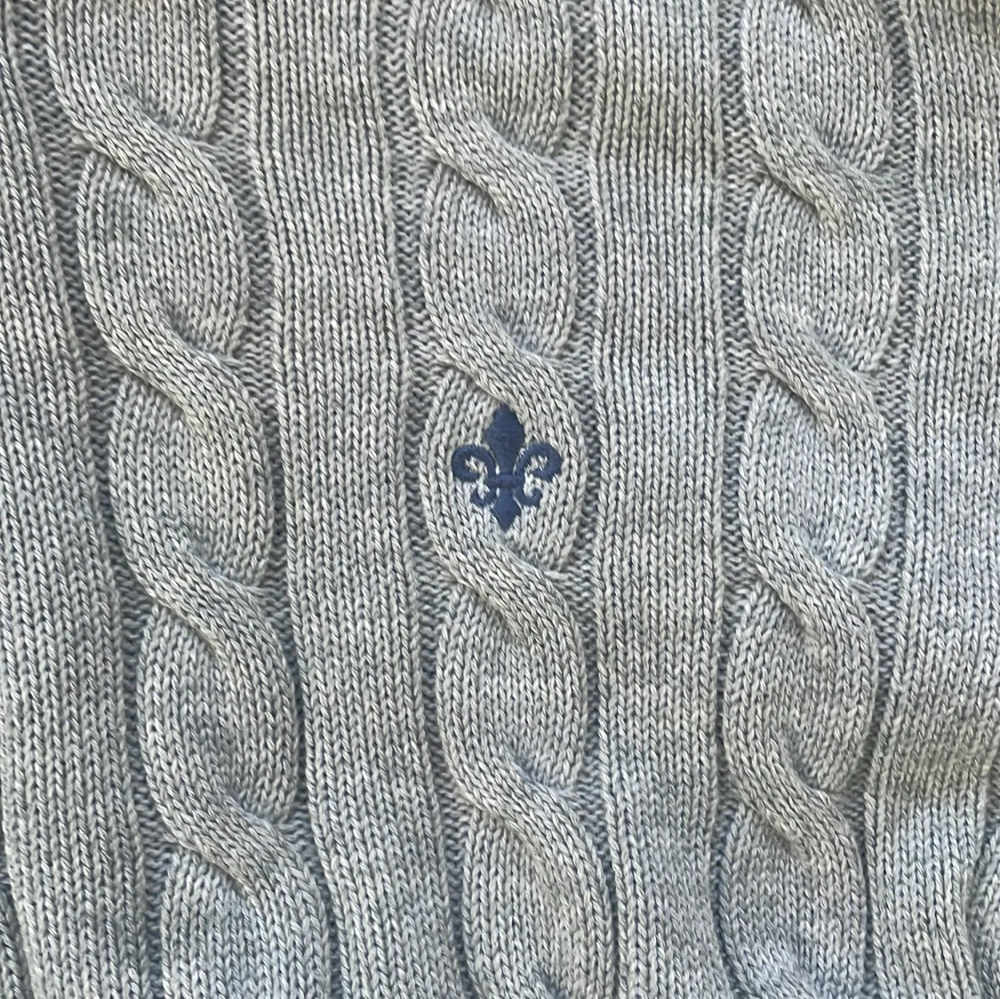 Ljusgrå kabelstickad tröja från Morris - 2