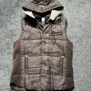 Brun väst från Gran Sasso - Jag säljer en brun gran sasso väst i nyskick perfekt till sommarn och våren. Den har endast använts ett fåtal gånger. Storleken på västen är 50 vilket motsvarar small/medium. Nypris 5599kr 
