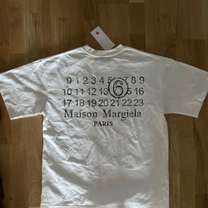 Maison Margiela tshirt  - Maison Margiela tshirt, passade inte storleken, om det finns frågor dm är öppet!😘