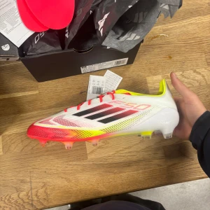 Adidas F50 Elite FG Pure Victory - Säljer ett par Adidas F50 Elite FG fotbollsskor. Helt oanvända, först till kvarn!☺️ Storlek 45 1/3