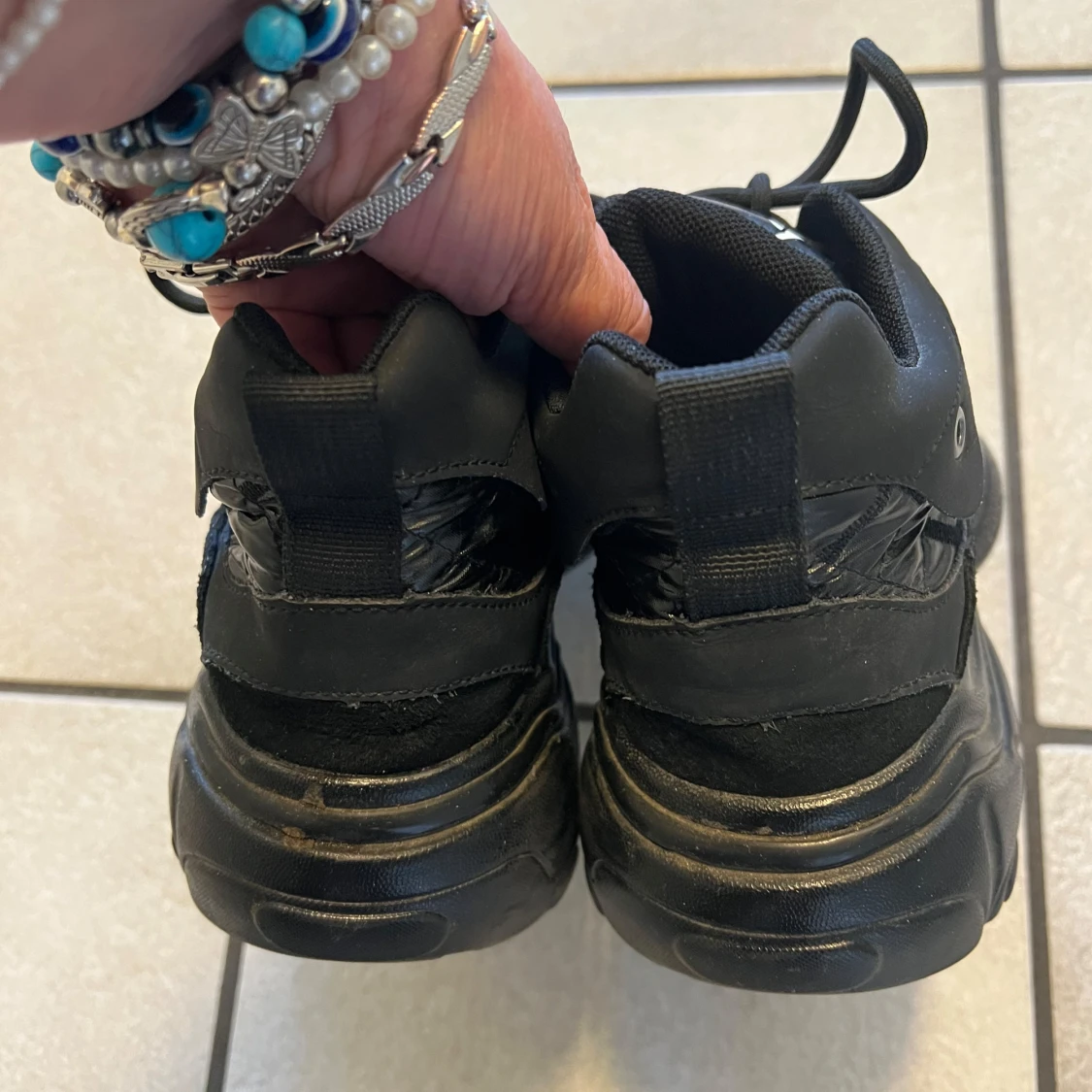 Svarta chunky sneakers med reflekterande detaljer - 2