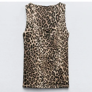 Leopardmönstrad ärmlös topp - Säljer en snygg ärmlös topp med leopardmönster. Perfekt för dig som vill sticka ut med en trendig och djurinspirerad stil. Toppen har rund halsringning och är i mjukt material.