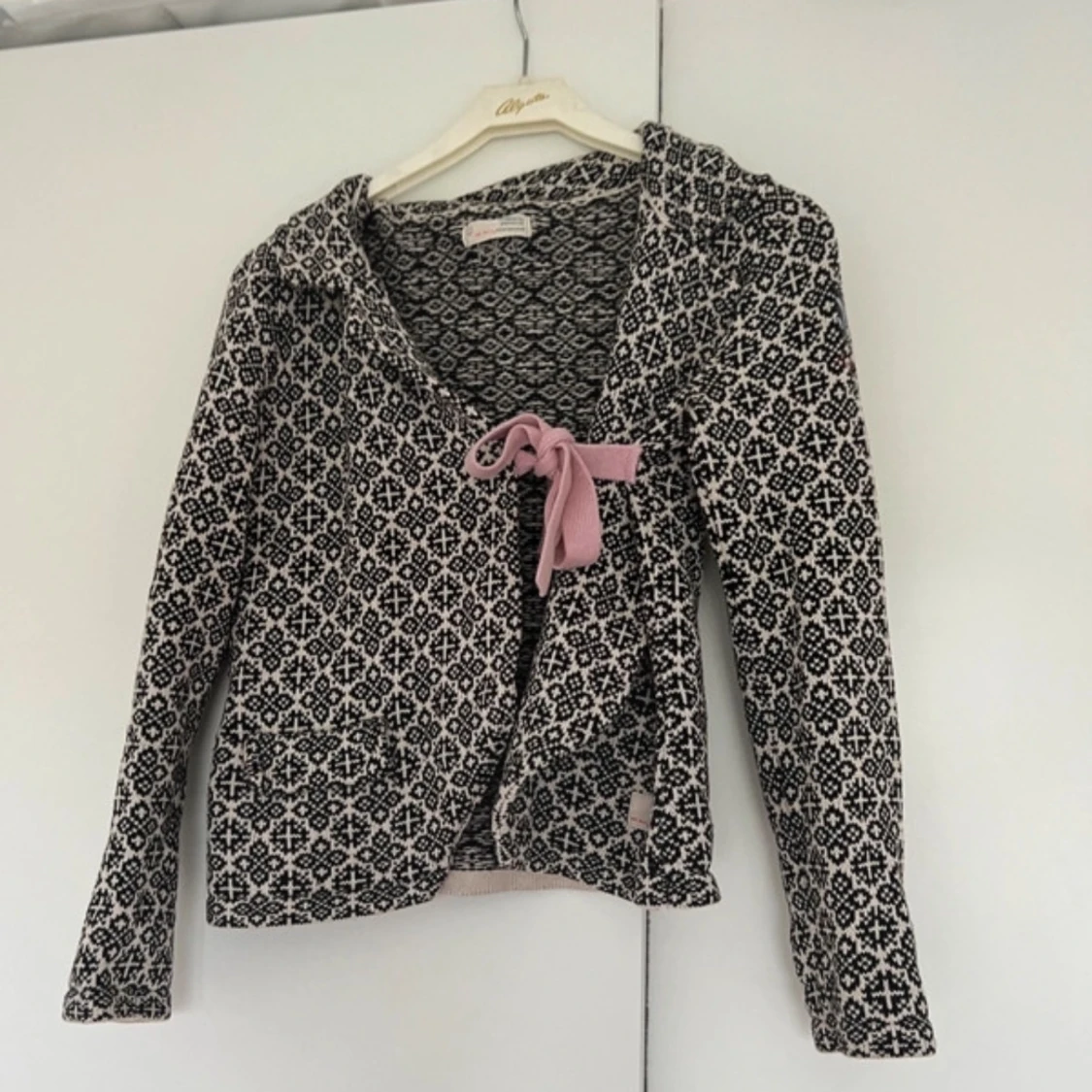 Svartvit stickad jacka med rosett från Odd Molly - 1