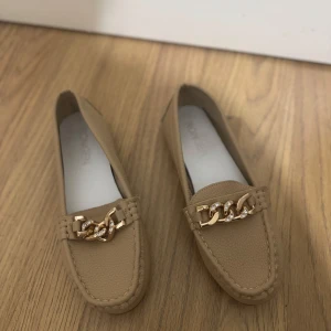 Beiga skor  - Ett par beiga skor som aldrig är använda i stl 37 säljs för 150 kr. 