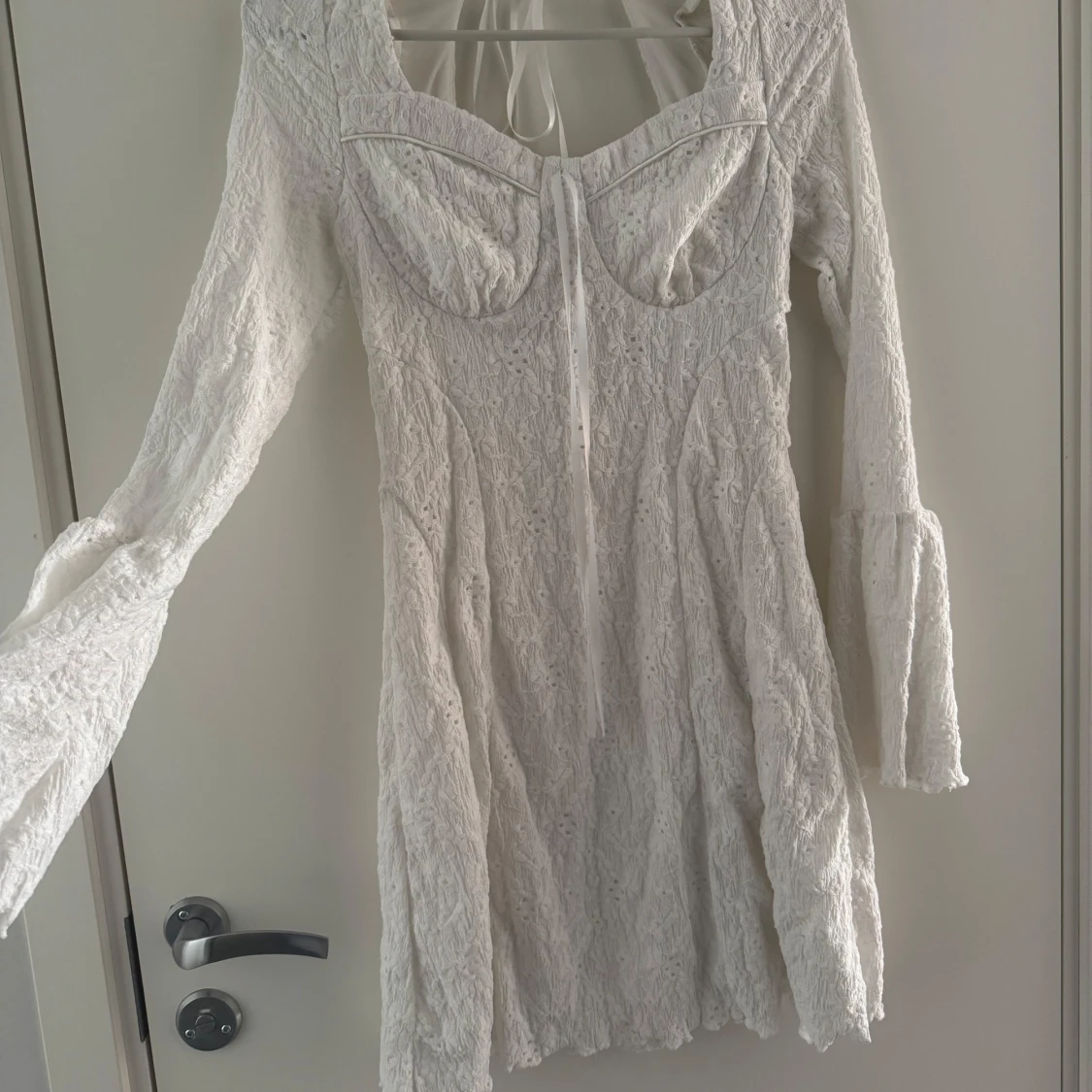 Vit spetsklänning med trumpetärmar