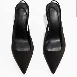 Svarta klackskor med spetsig tå från H&M - Svarta klackar från H&M som just nu är slutsålda. Klacken är 6,5cm. Har endast används ett fåtal gånger! Säljer pga att jag har ett par nästintill likadana 💞💞