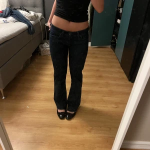 Lågmidjade jeans - Mörkblå lågmidjade jeans❤️ Midja: 37cm Innebensläng: 73cm