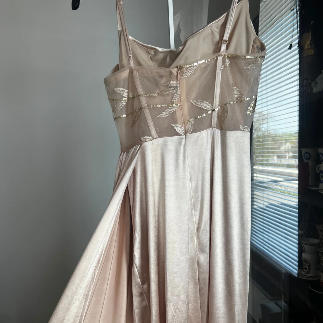 Champagnefärgad långklänning med drapering - 1