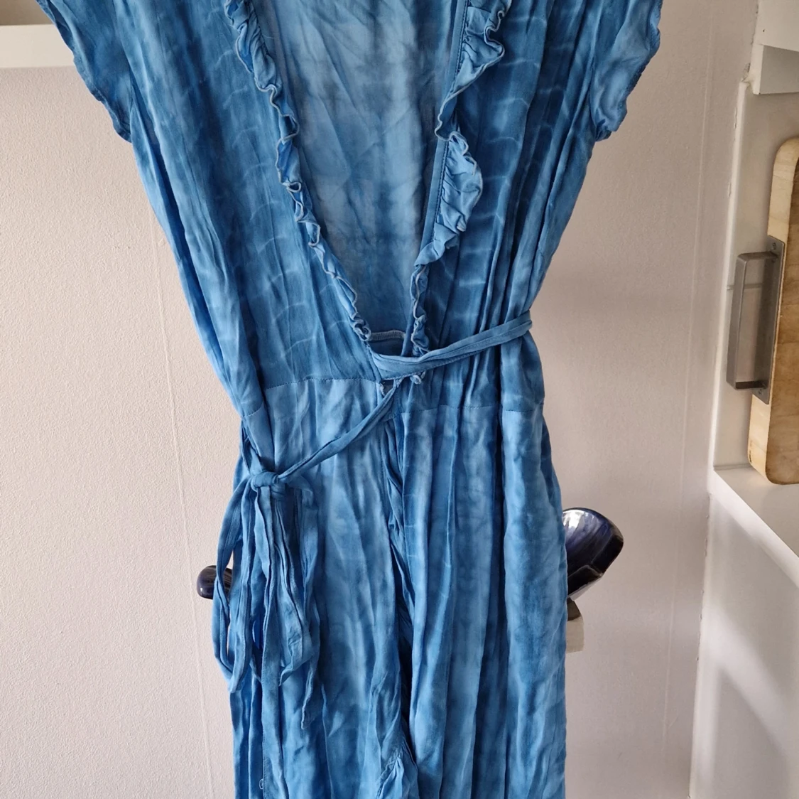 Blå omlottklänning med volang