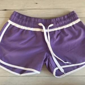 Lågmidjade minishorts - Lågmidjade sportiga shorts 00s stil. Lägg ett prisförslag eller köp direkt. Svarar så snabbt jag kan.