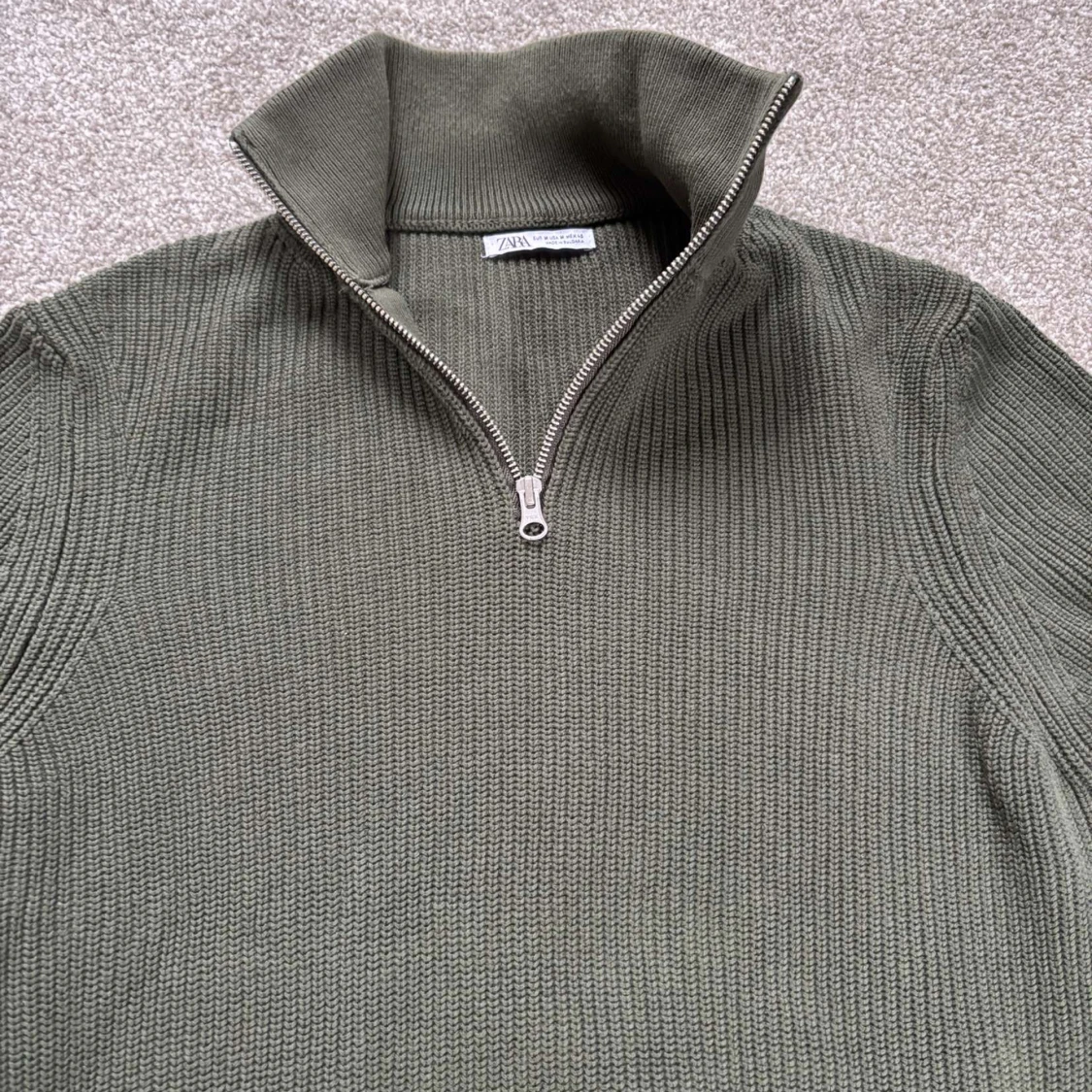 Olivgrön stickad tröja med dragkedja från Zara - 2