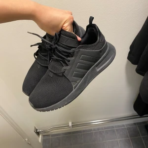 Adidas skor - Använt ca 3-4 månader. Går att torka rent men har inte orkat göra det. Dom är fräscha. Hälen på ena skon sitter obekvämt de nåt fel på den, går säkert att fixa på nåt sätt, därav priset. Annars har de inga synliga defekter. 