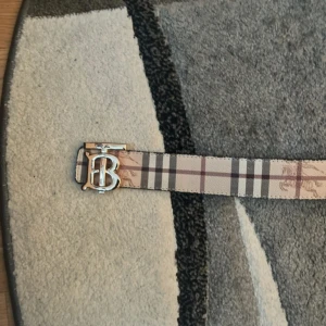 Burberry bälte  - Snyggt Burberry bälte med extra hål perfekt till sommaren. Priset ej hugget i sten