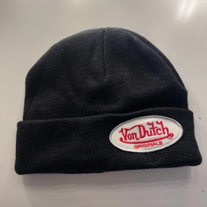Svart mössa från Von Dutch - Säljer svart mössa,använd en gång och är från märket von dutch,jätte bra kvalitet och har inga defekter.(Original pris 300kr)