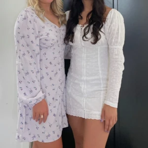 Studentklänning  - Säljer min gamla studentklänning som är köpt på Nelly.com! Otroligt fint mönstrat material och så fina puffärmar! (Ärmarna kan dras ner över axlarna om man föredrar off shoulder). Den har eleganta knappar som knäpps uppifrån och ner i mitten av klänningen💕på baksidan är den lite lätt öppen, bara att fråga om man vill se fler bilder 