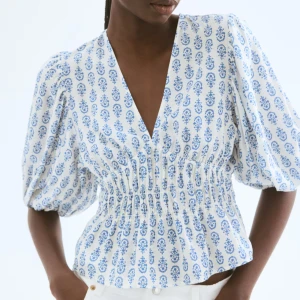 Hm blus  - Intressekoll på min superfina blus från H&M helt oanvänd med prislappen kvar. Funderar på att sälja så kom med prisförslag!😊